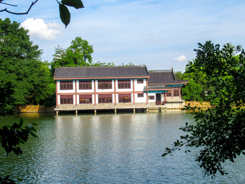 湖上古建筑