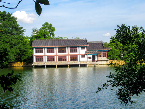 湖上古建筑