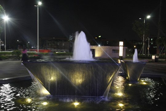 小镇喷泉夜景