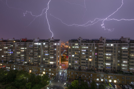 小区夜景雷电