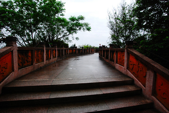 山顶石路