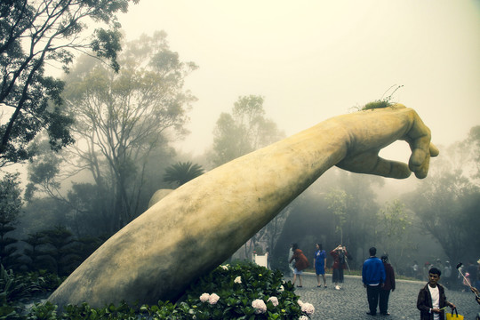 越南岘港巴拿山公园巨手雕塑