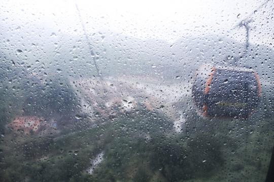 雨天玻璃外的缆车