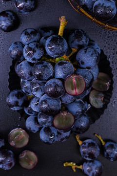 俯拍葡萄新鲜的水果黑提好吃