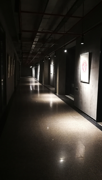 夜晚的走廊