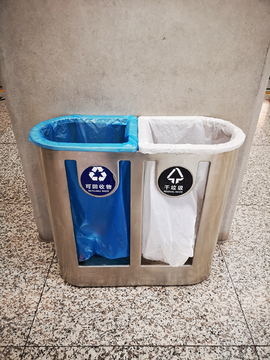 上海地铁站分类垃圾箱