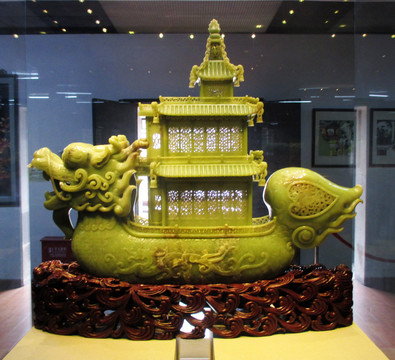 黄玉雕龙船