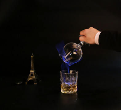 蓝色火焰鸡尾酒调酒师蓝色火苗