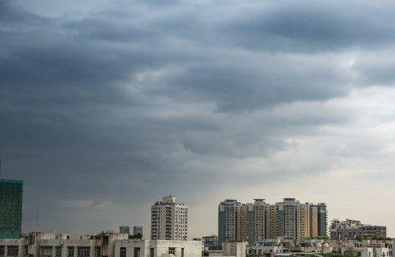 乌云密布的城市天空