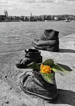多瑙河畔上的铁鞋