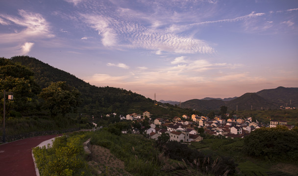 傍晚的小山村