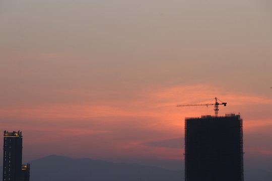 夕阳映照的建筑工地