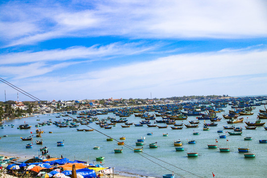 越南港口小渔船