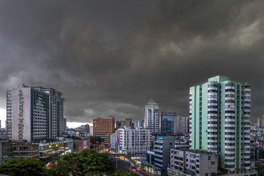 夏天暴雨景象