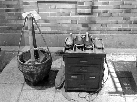 老上海生活场景黑白照片擦鞋摊