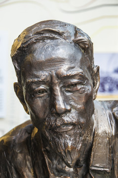 鞍钢展览馆雕塑老年男人头部像