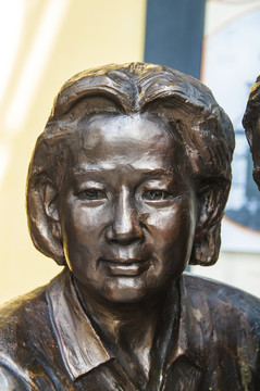 鞍钢展览馆雕塑老年女人头部像