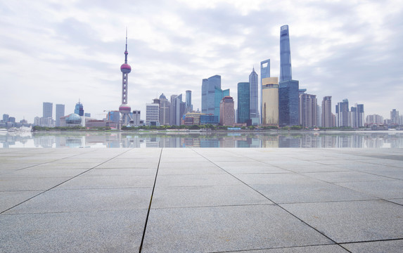 前景是沥青路面的上海市景观和城