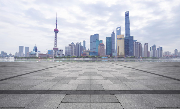 前景是沥青路面的上海市景观和城