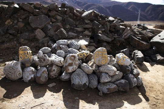 藏文雕刻的石头