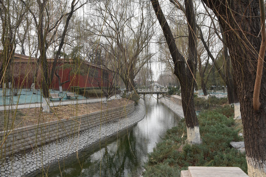 河堤两岸