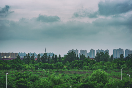 暴风雨来临前的城市