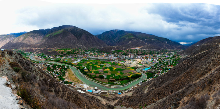 巴塘县城全景