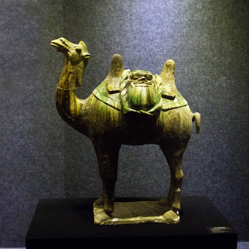 唐三彩载物骆驼