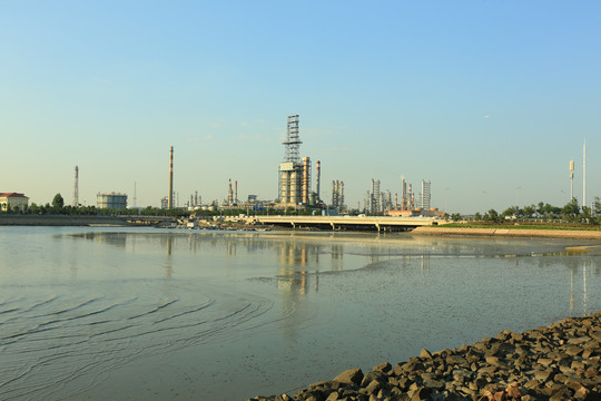 海边炼油厂