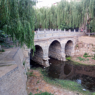 老旧的石拱桥