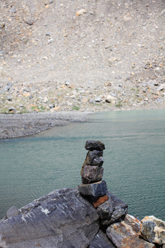 湖边岩石