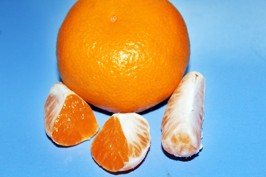蓝色背景上的橘子