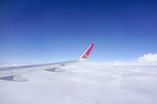 飞行在云层中的飞机机翼