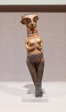 女性小雕像