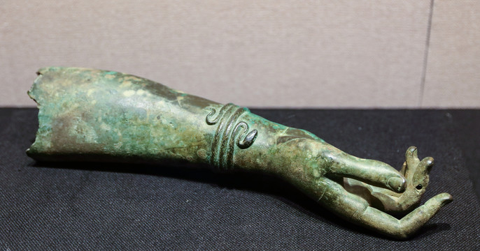 青铜雕像残臂
