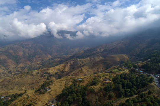 航拍贫瘠的四川大凉山山区风光