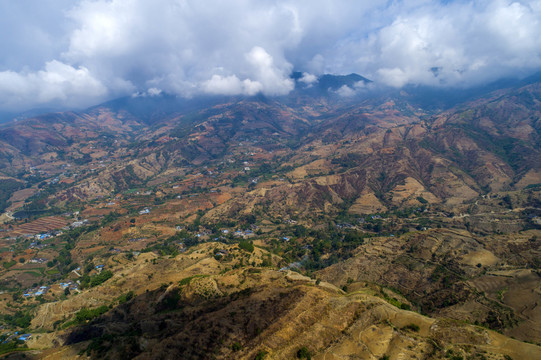 航拍贫瘠的四川大凉山山区风光