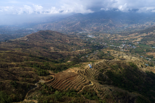 航拍贫瘠的四川大凉山山区风光