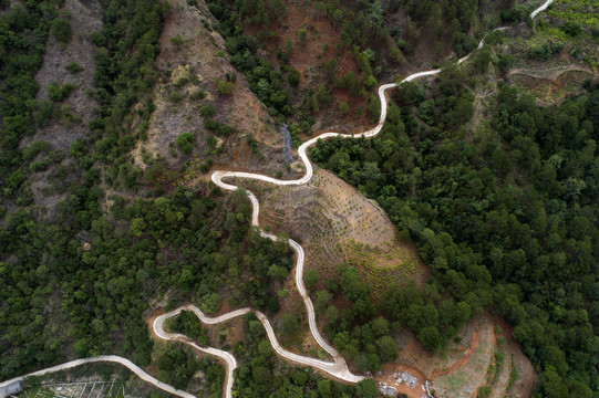 航拍贫瘠的四川大凉山山区风光