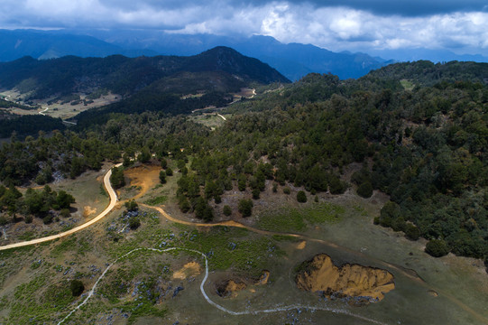 航拍贫瘠的四川大凉山山区风光