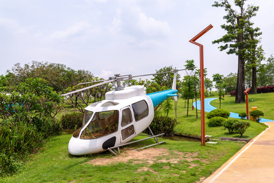 直升机雕塑