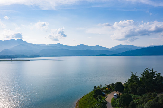 夏日里平静的湖面