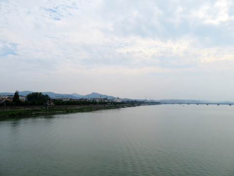 黄昏中的襄阳汉江两岸