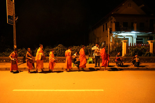 老挝琅勃拉邦布施