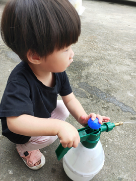 小孩玩喷水壶