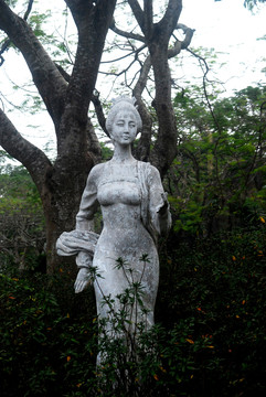 女人物雕塑