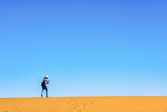 行走在沙漠中的人
