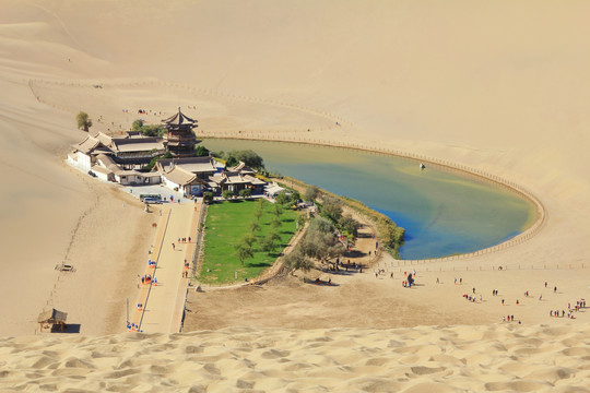 月牙泉全景