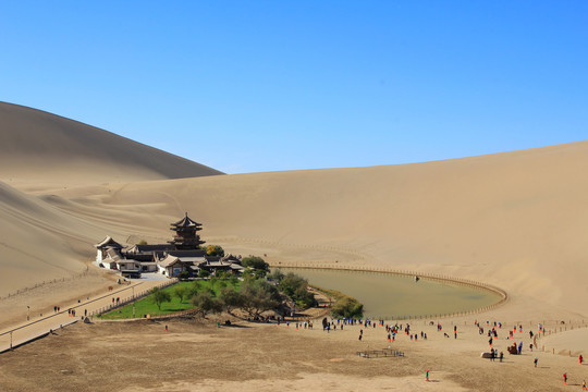 月牙泉鸣沙山
