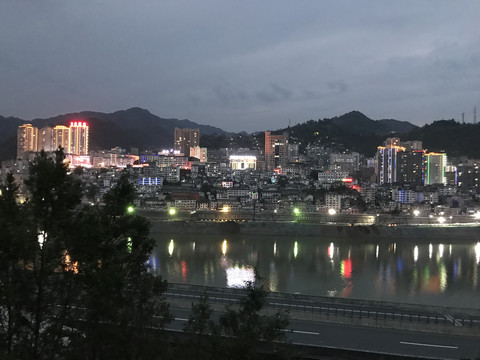 江边小城夜景